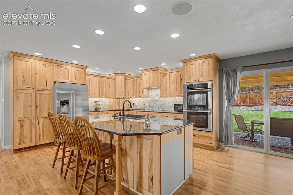 Image 11 of 34: Island/counter seating