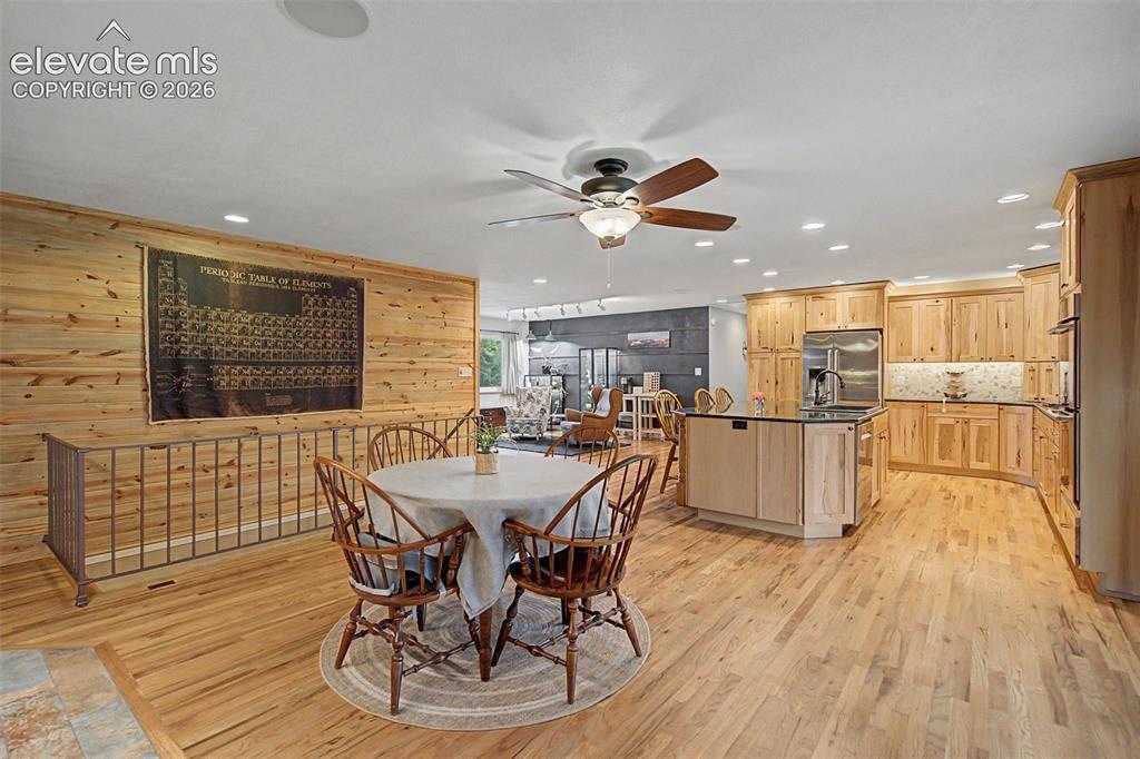 Image 14 of 34: Dining Area