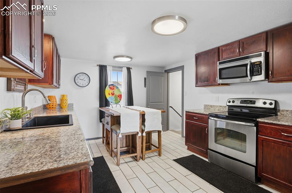 Image 15 of 50: Appliances as seen are included.