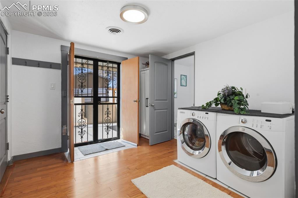 Image 24 of 50: The 10