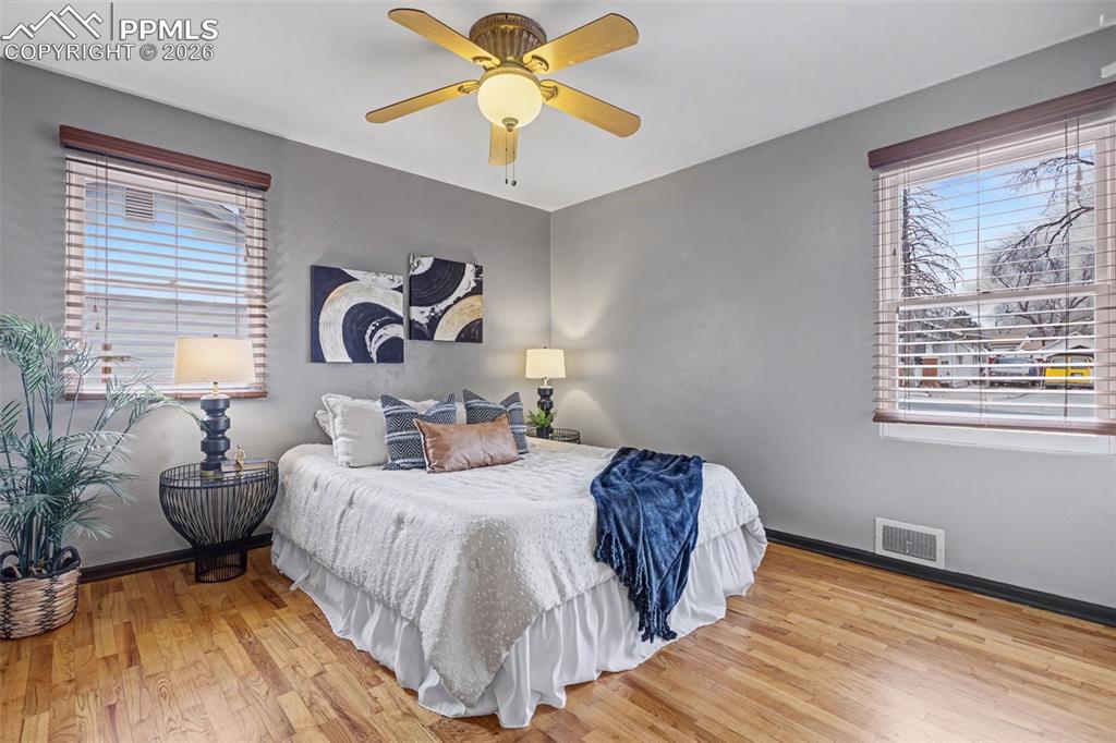 Image 11 of 27: Bedroom