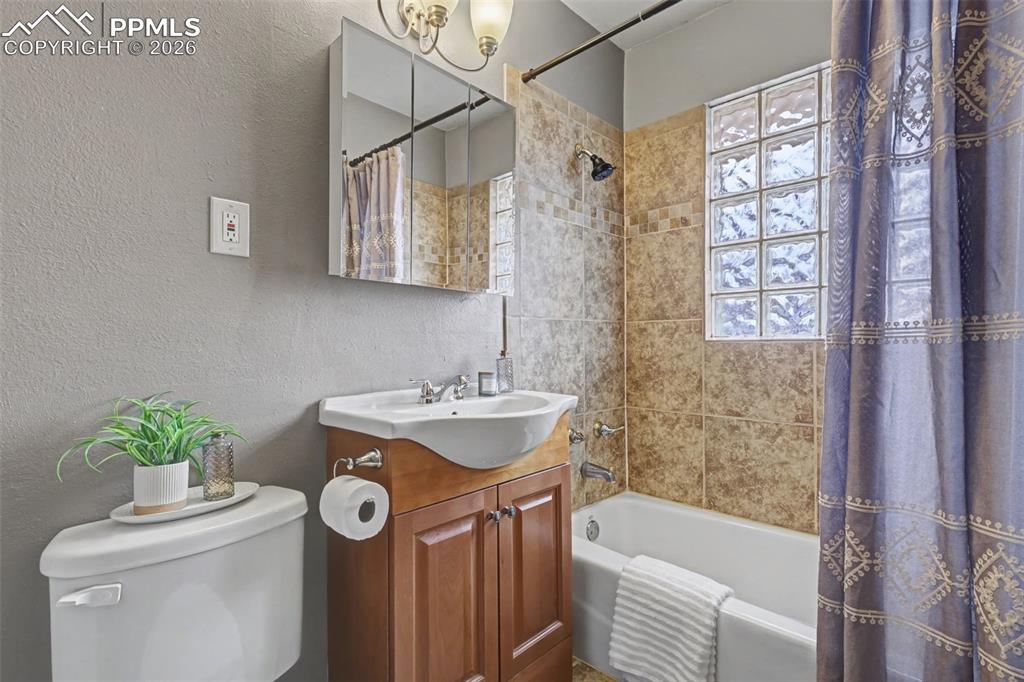 Image 13 of 27: Bathroom