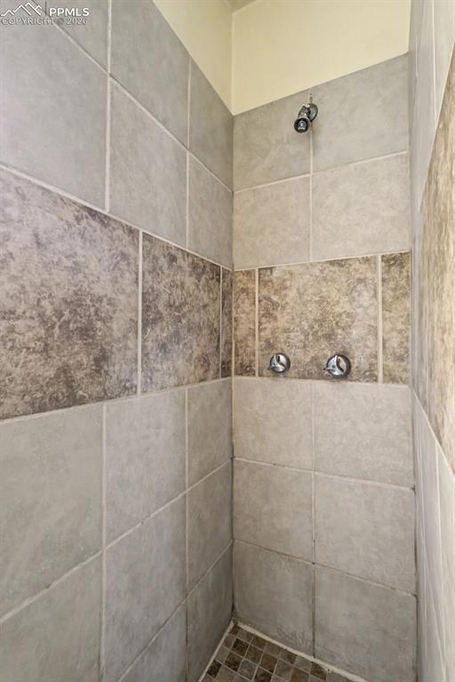 Image 14 of 27: Bathroom