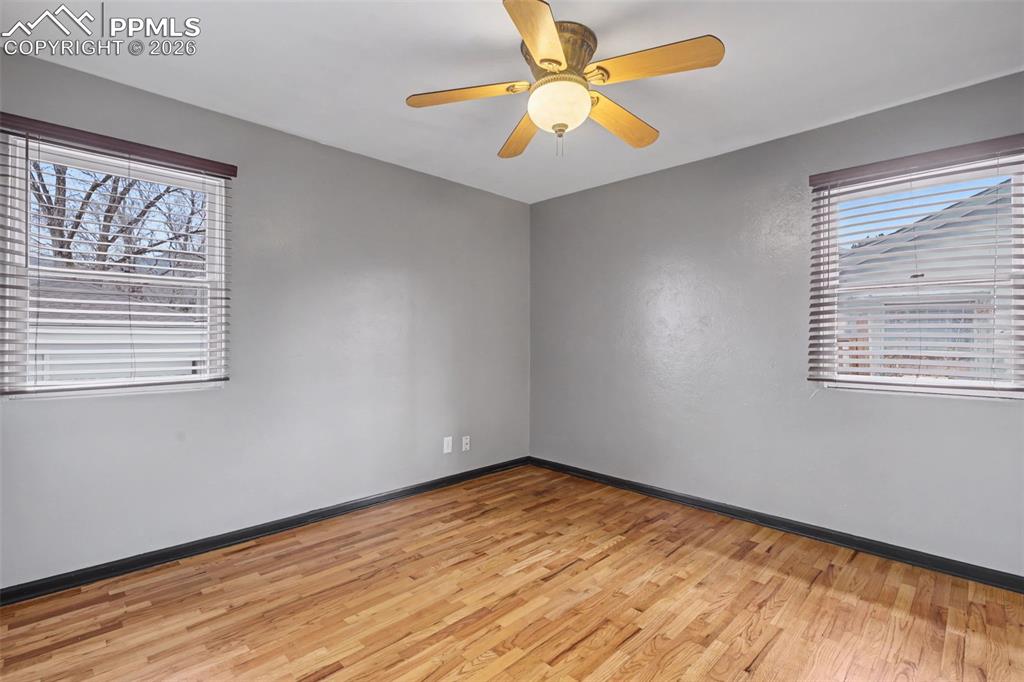 Image 15 of 27: Bedroom