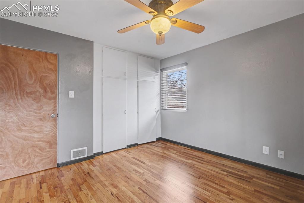 Image 16 of 27: Bedroom