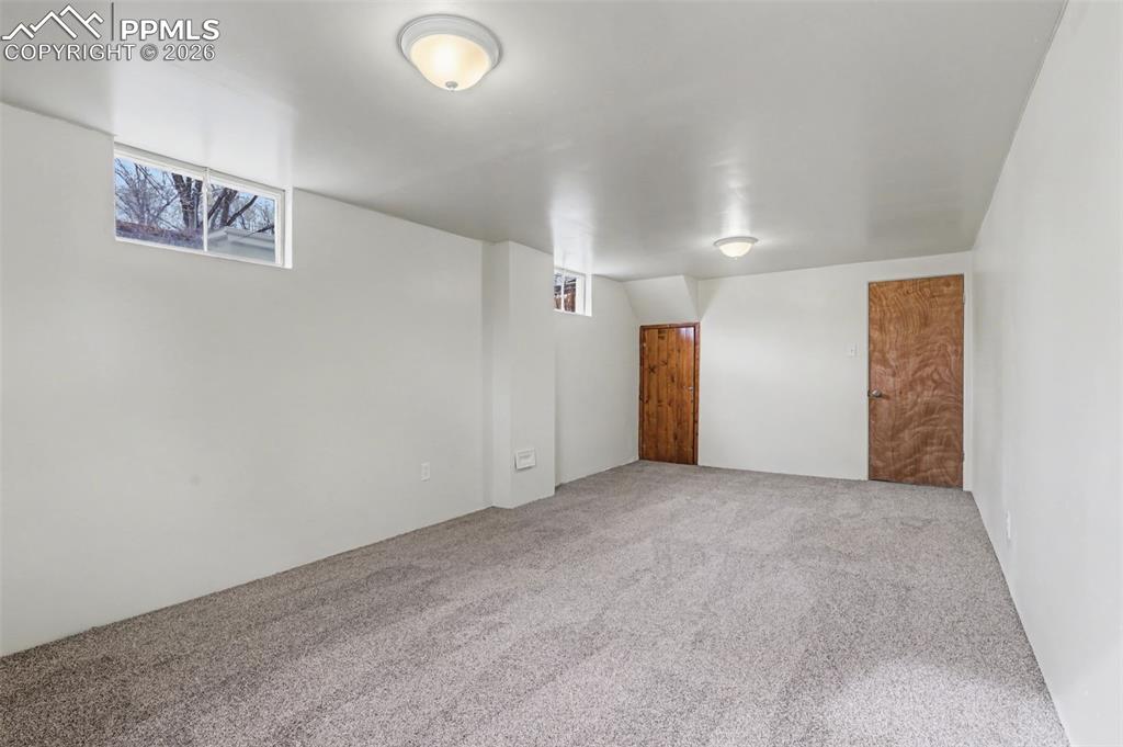 Image 17 of 27: Family Room