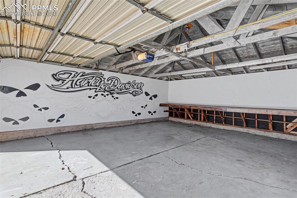 Image 27 of 27: Garage