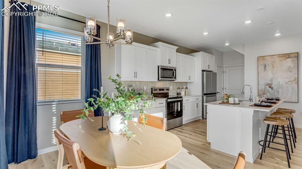 Image 11 of 34: Dining Area