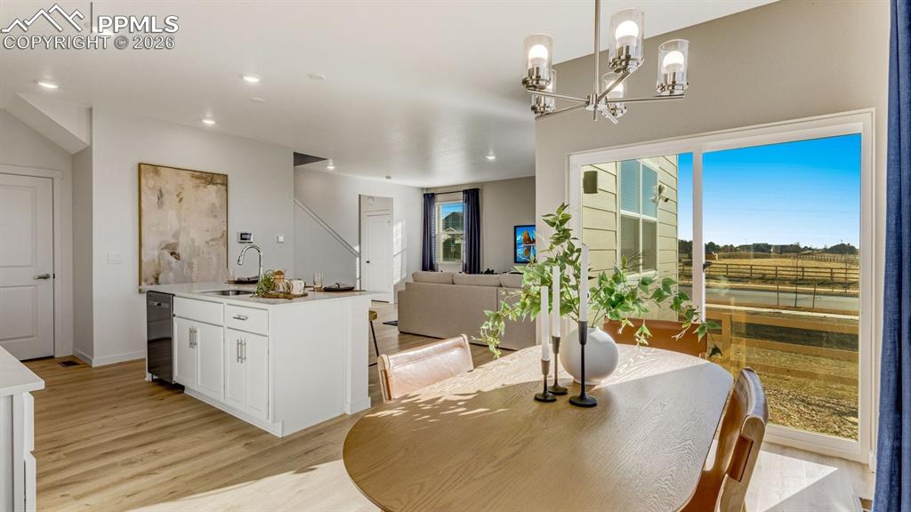 Image 12 of 34: Dining Area