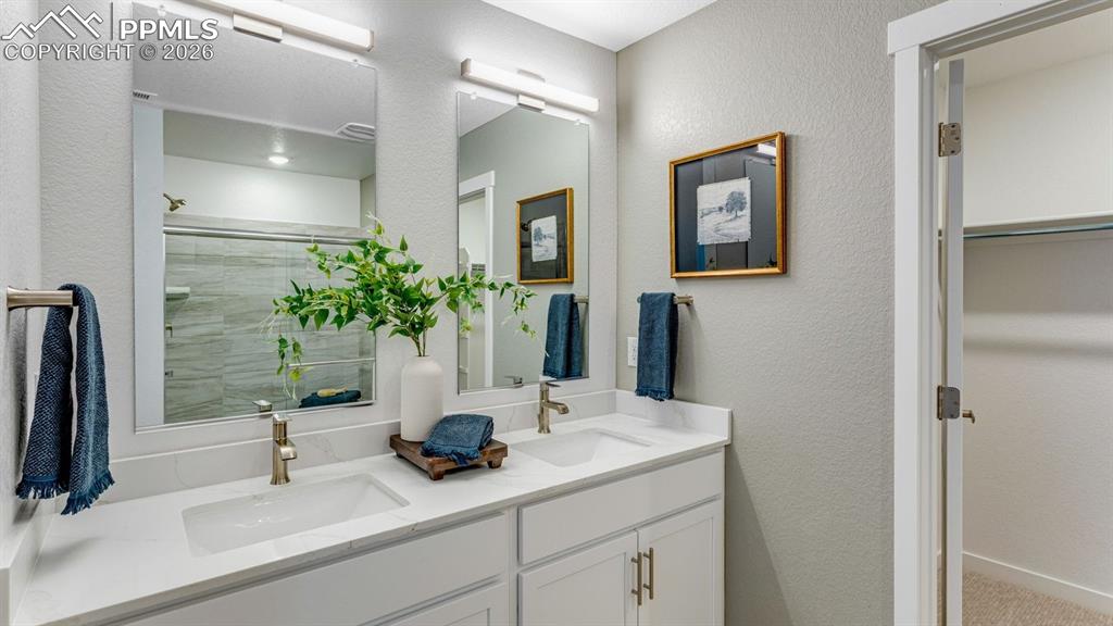 Image 16 of 34: Bathroom