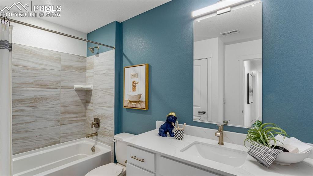 Image 27 of 34: Bathroom