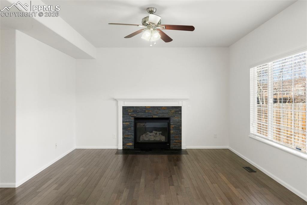 Image 11 of 22: Living Room