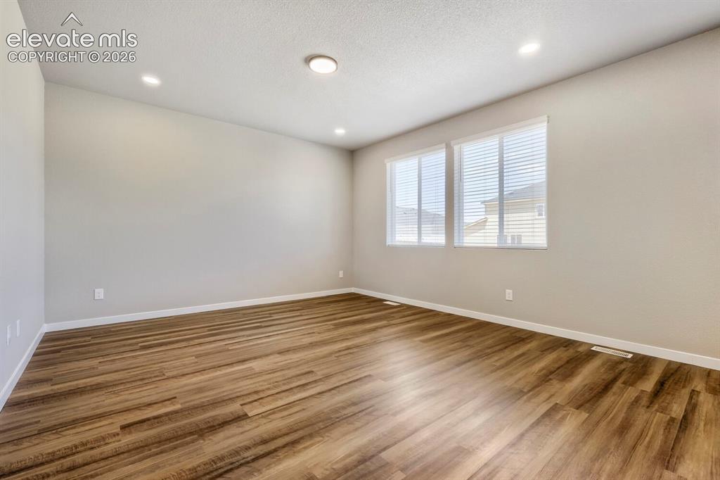 Image 5 of 31: Living Room