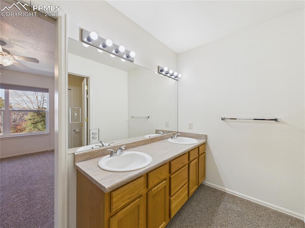 Image 17 of 38: Bathroom