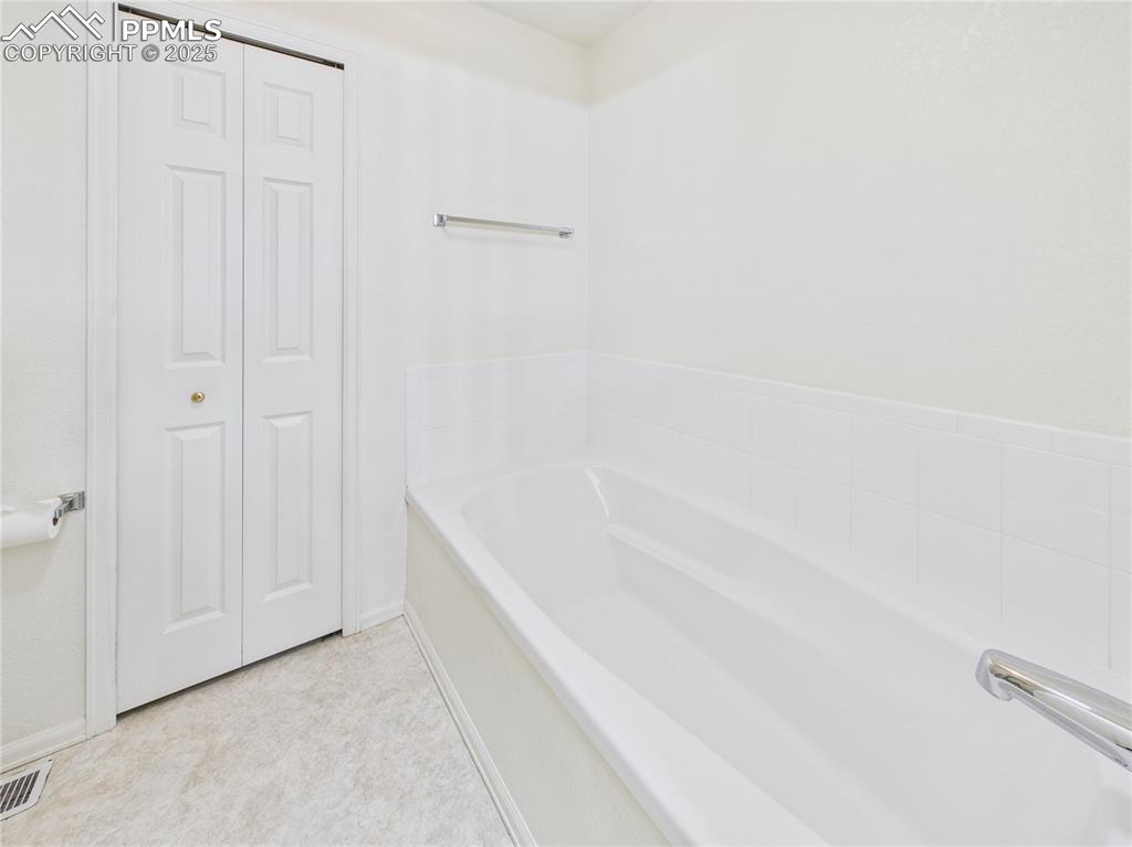 Image 19 of 38: Bathroom