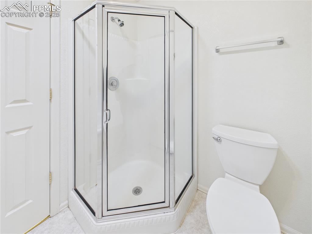 Image 20 of 38: Bathroom