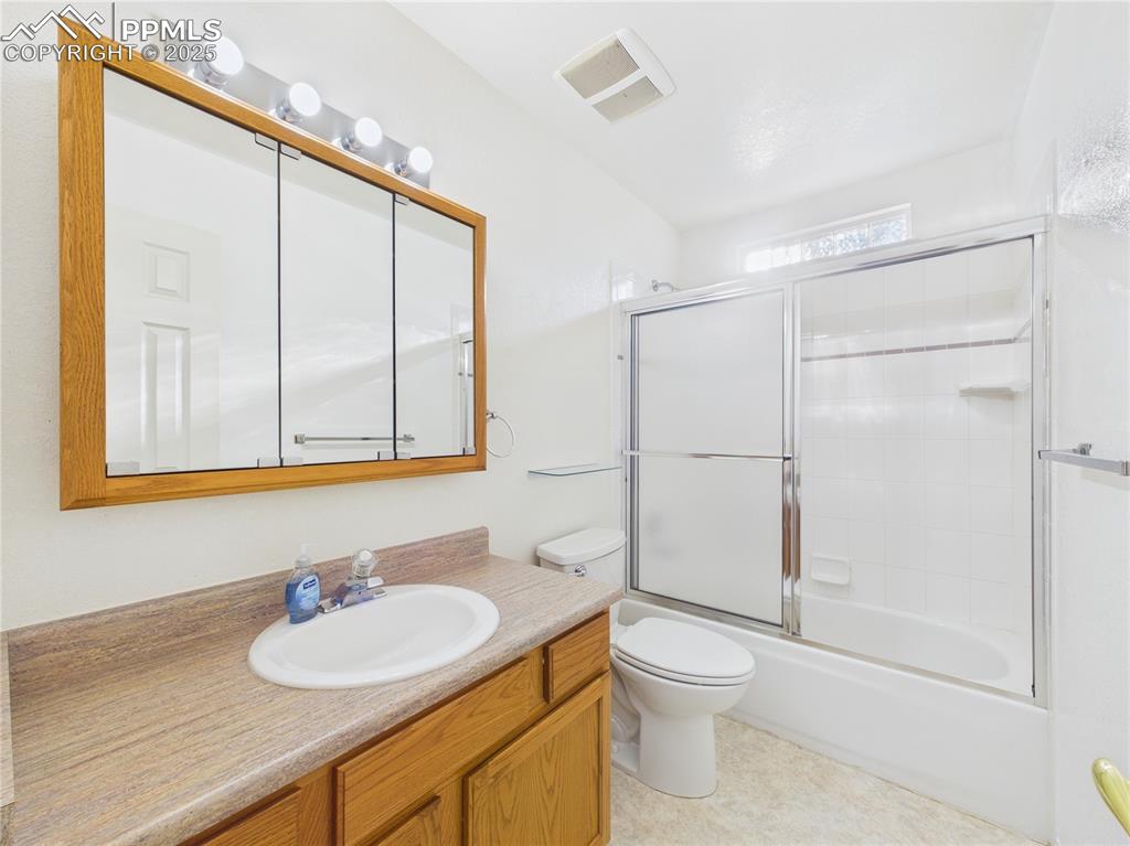 Image 24 of 38: Bathroom