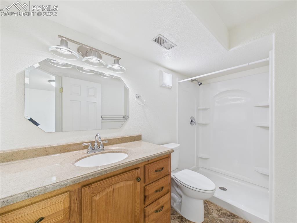 Image 30 of 38: Bathroom