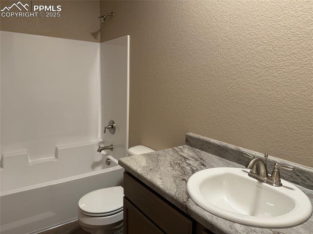 Image 11 of 20: Bathroom