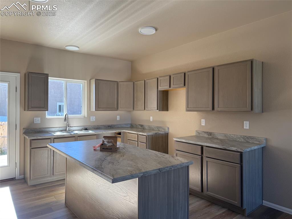 Image 14 of 20: Kitchen