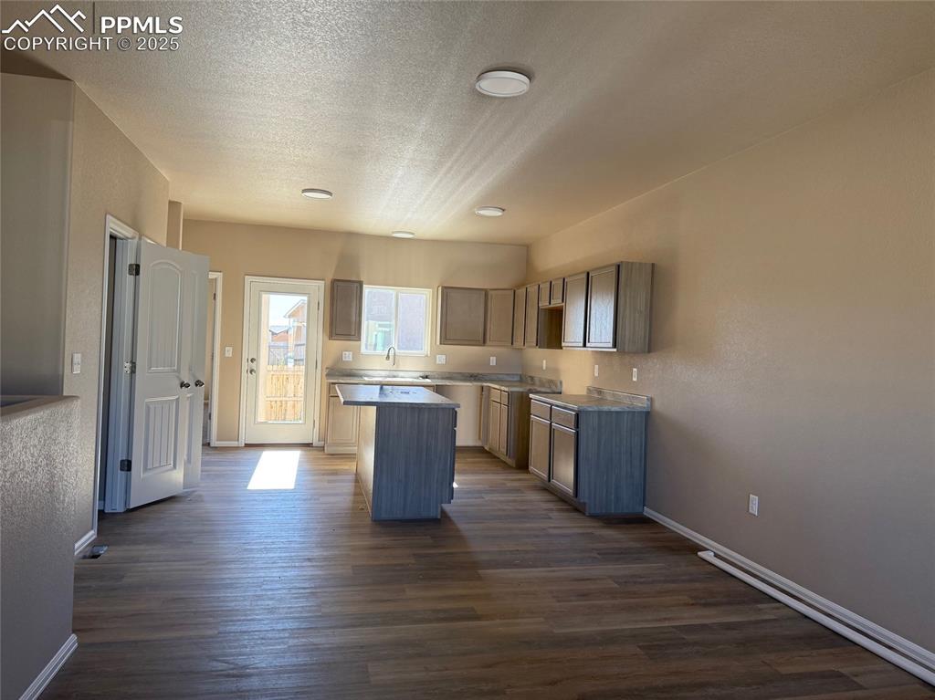 Image 4 of 20: Kitchen