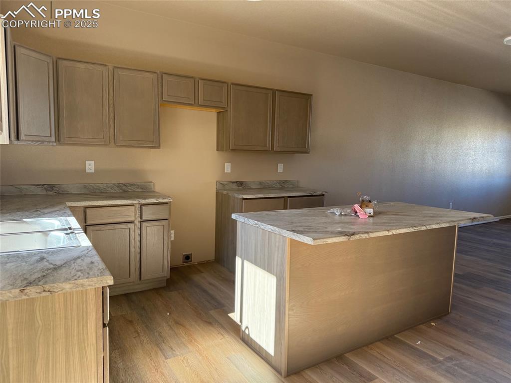 Image 5 of 20: Kitchen