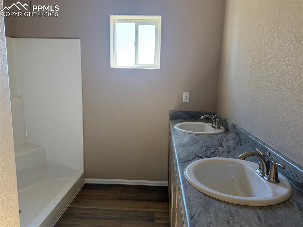 Image 8 of 20: Bathroom