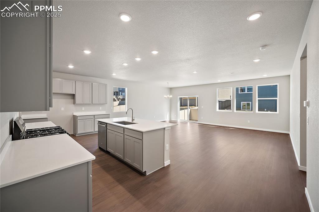 Image 12 of 40: Kitchen