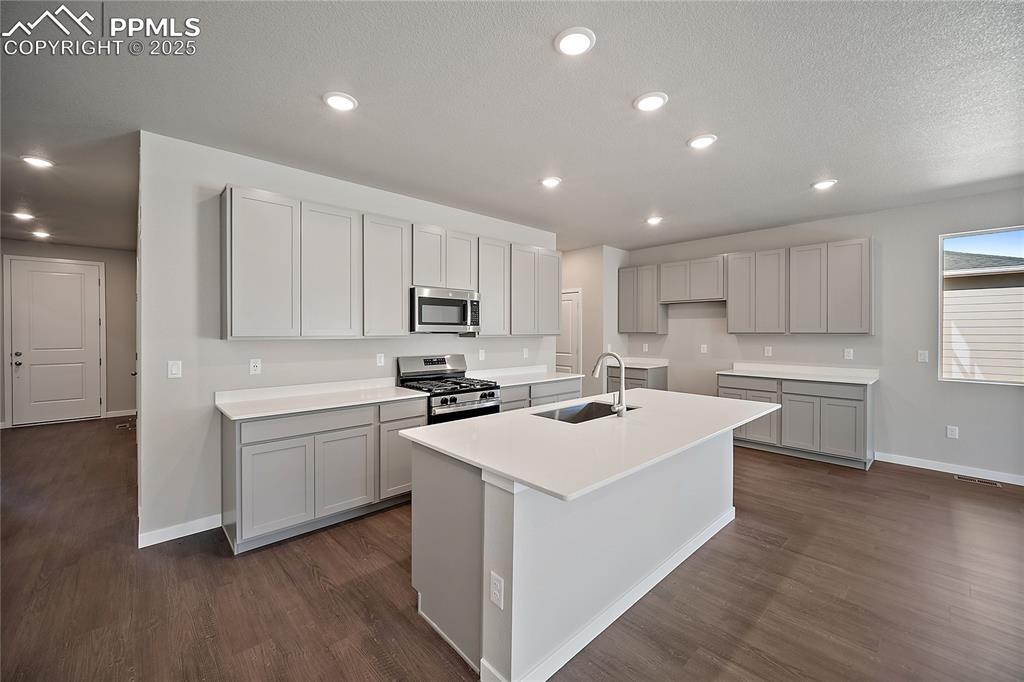 Image 14 of 40: Kitchen