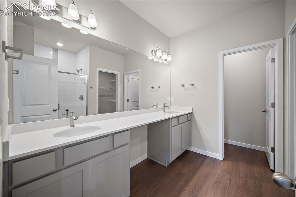 Image 24 of 40: Bathroom