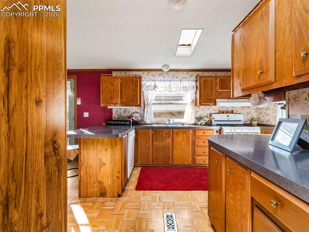 Image 13 of 26: Kitchen