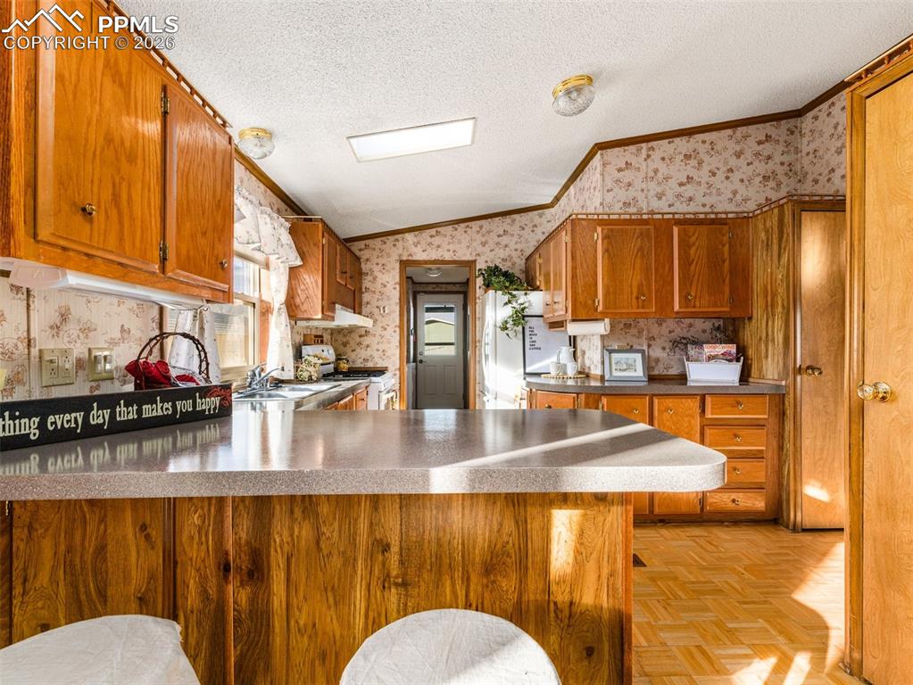 Image 14 of 26: Kitchen