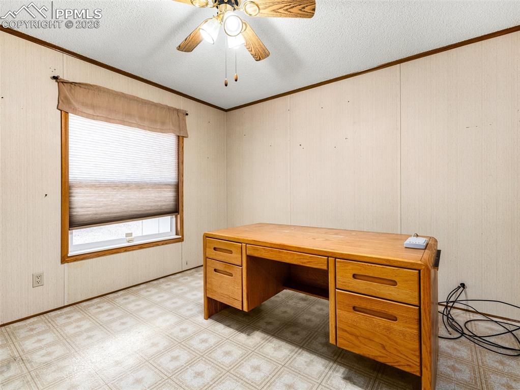 Image 19 of 26: Office