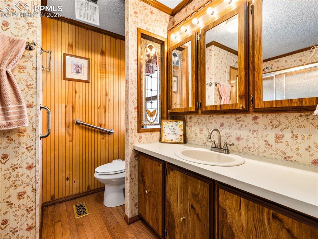 Image 25 of 26: Bathroom