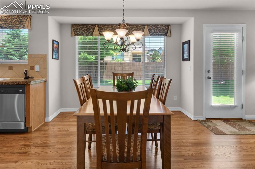 Image 7 of 50: Casual Dining Area