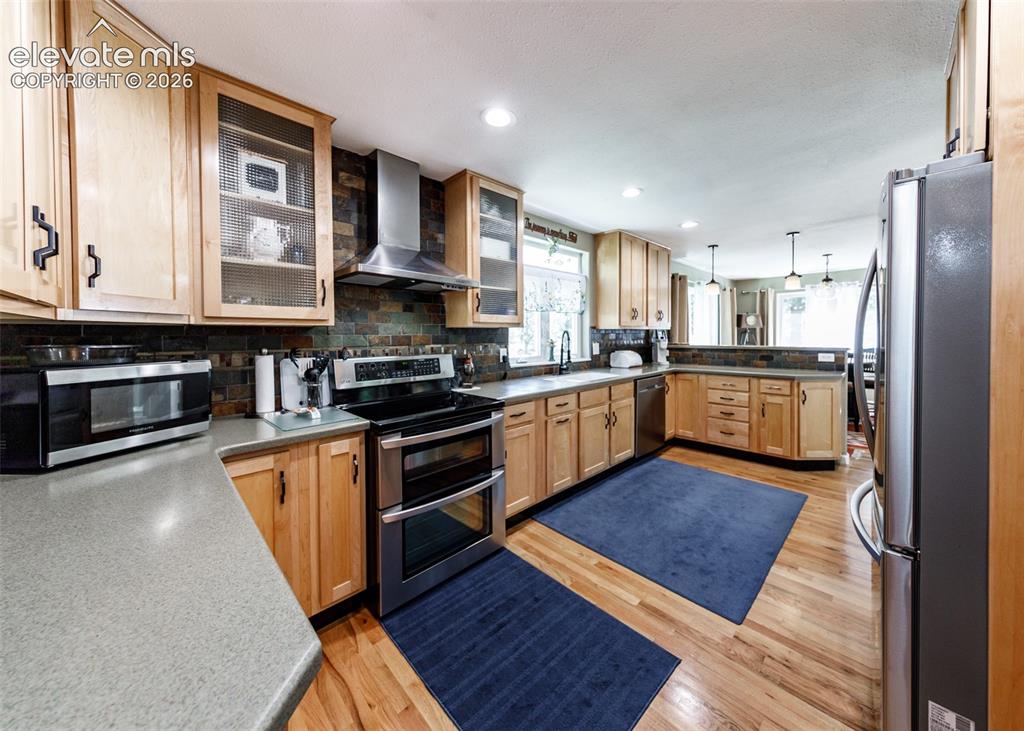 Image 9 of 34: Kitchen