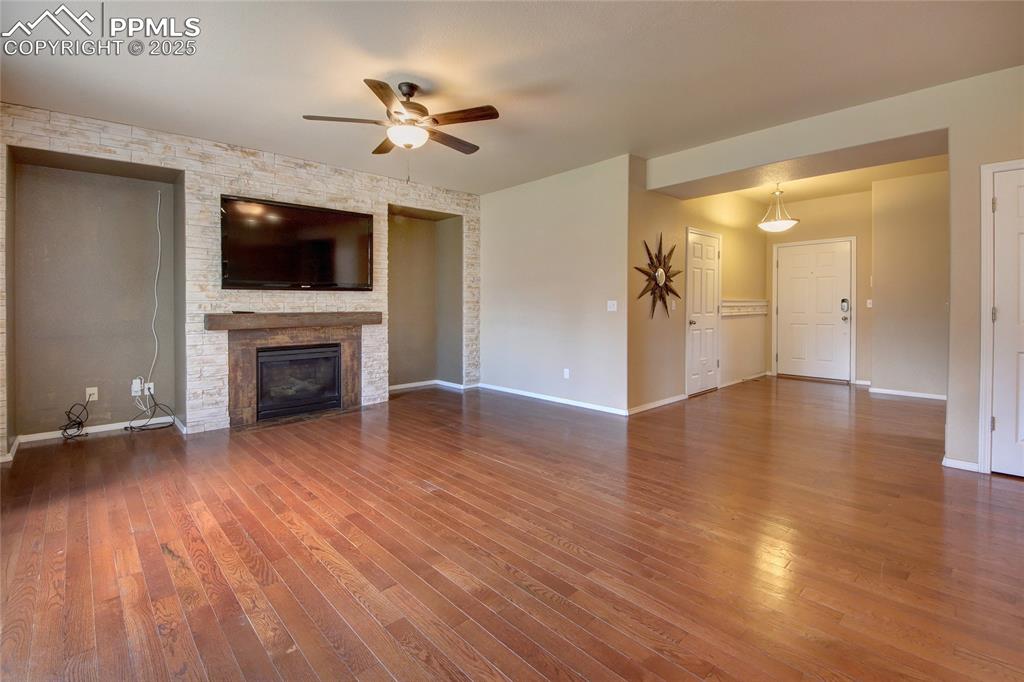 Image 5 of 34: Living Room