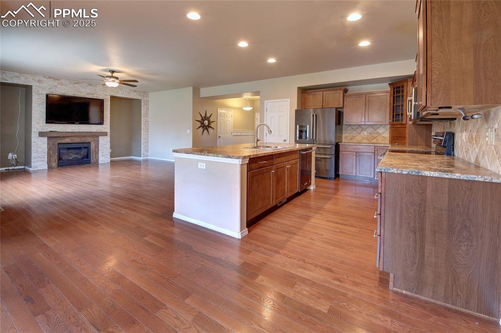 Image 7 of 34: Kitchen