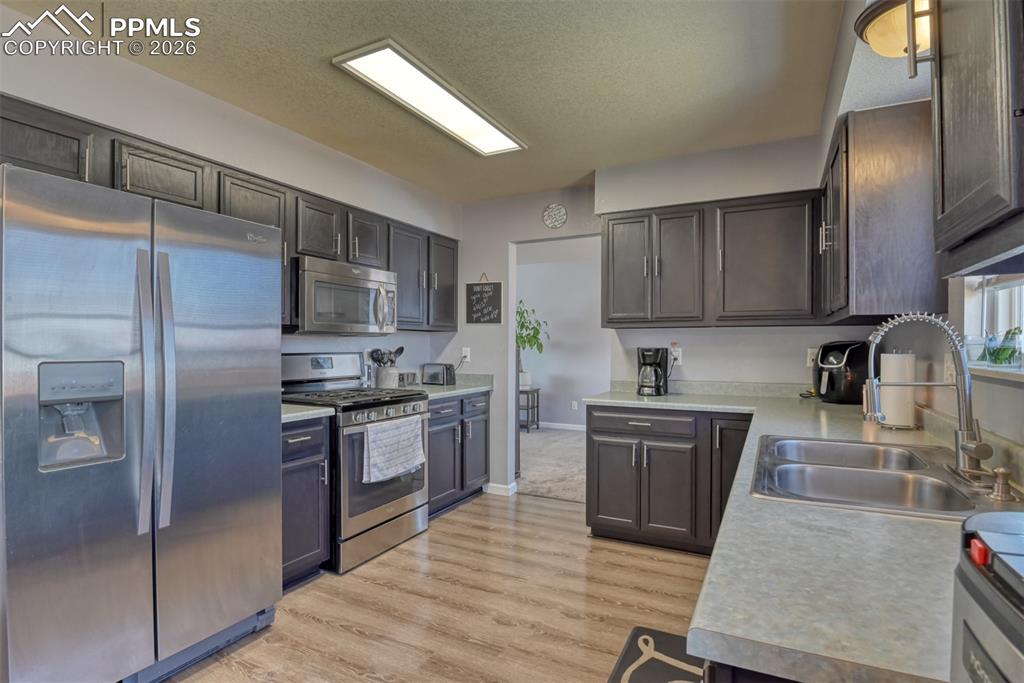 Image 13 of 49: Kitchen