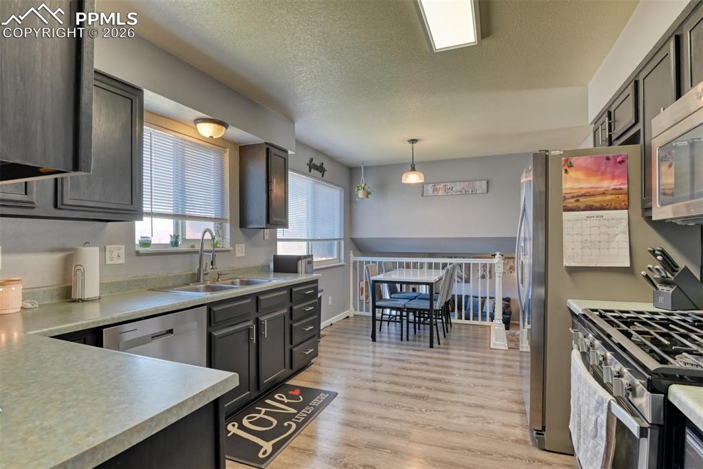 Image 15 of 49: Kitchen