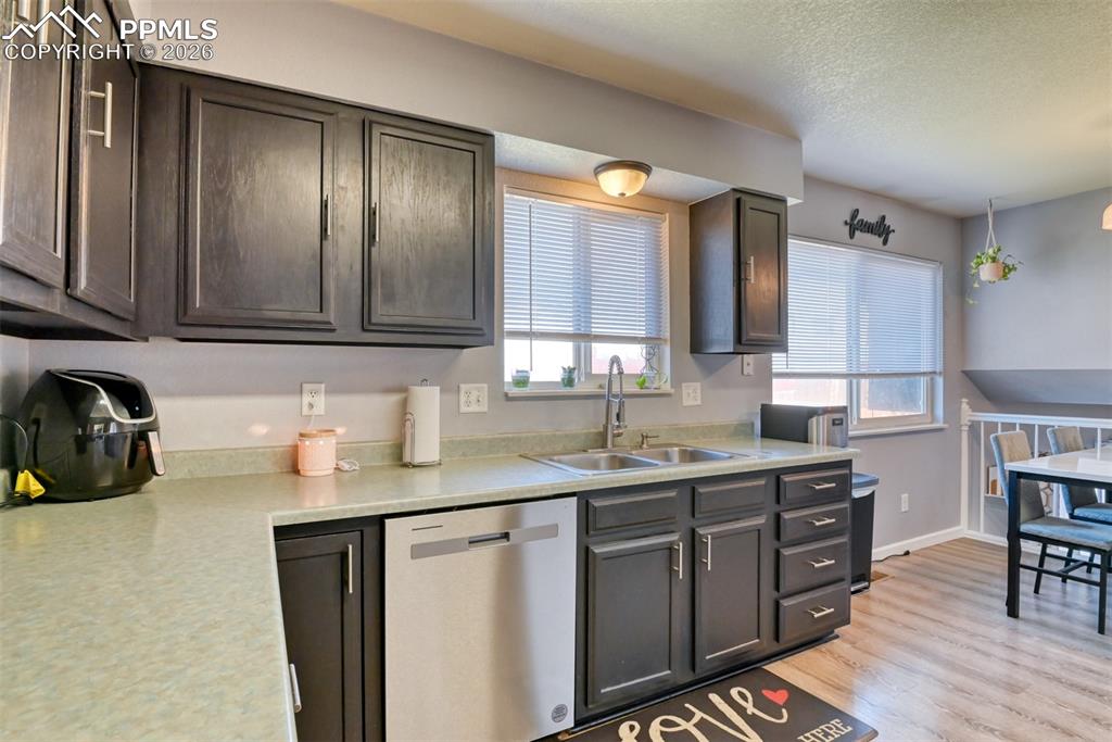 Image 17 of 49: Kitchen