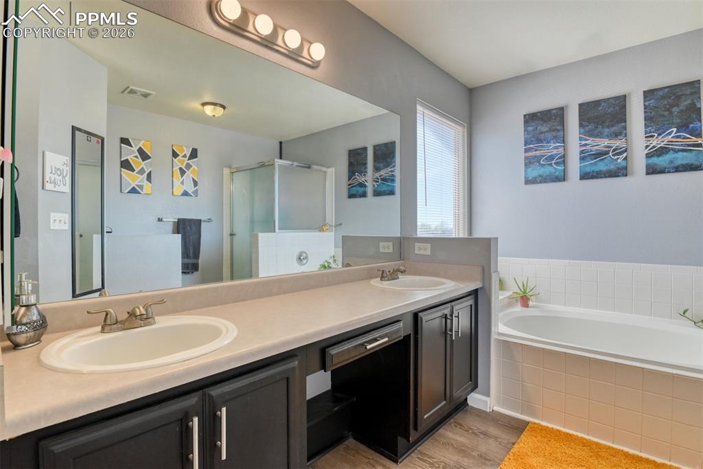 Image 31 of 49: Bathroom