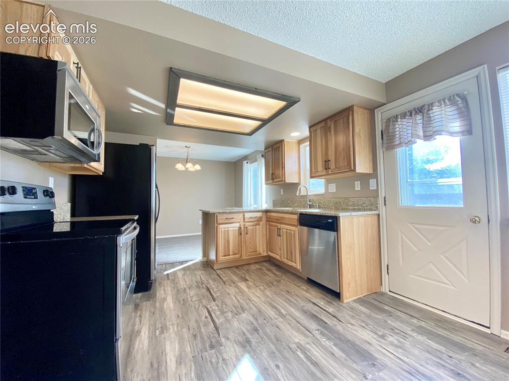 Image 10 of 13: Kitchen