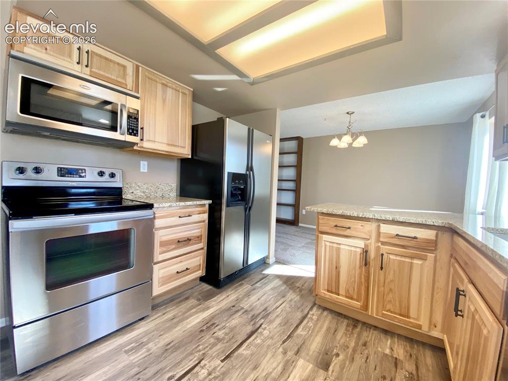 Image 7 of 13: Kitchen