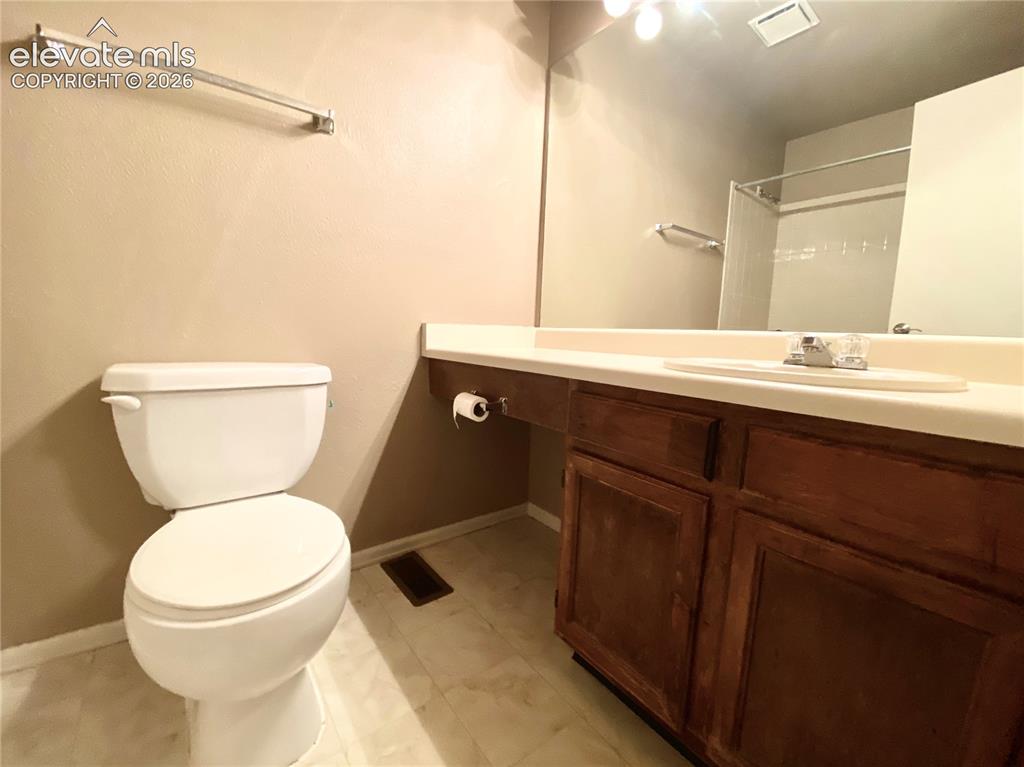 Image 9 of 13: Bathroom