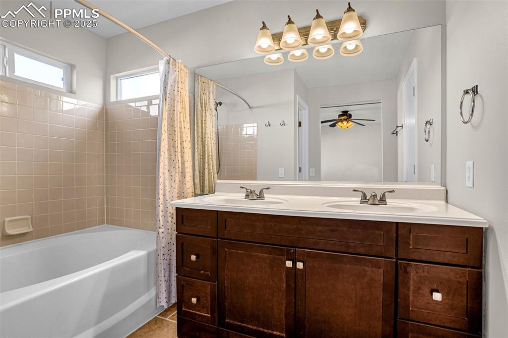 Image 9 of 14: Bathroom