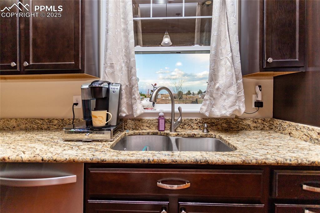 Image 14 of 46: Kitchen