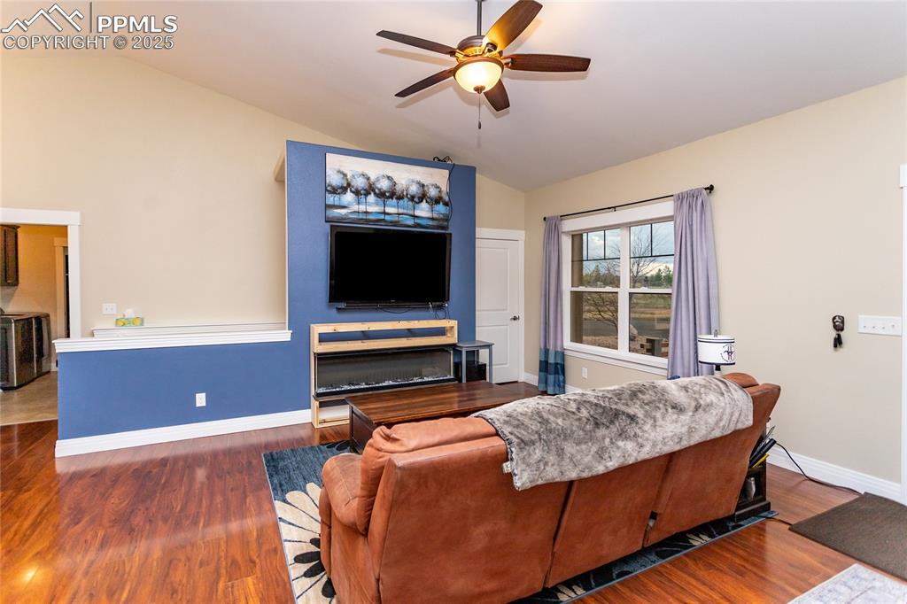 Image 18 of 46: Living Room