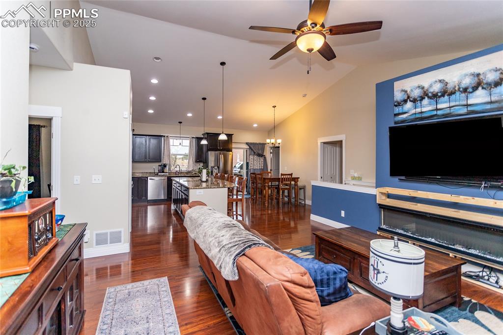 Image 20 of 46: Living Room