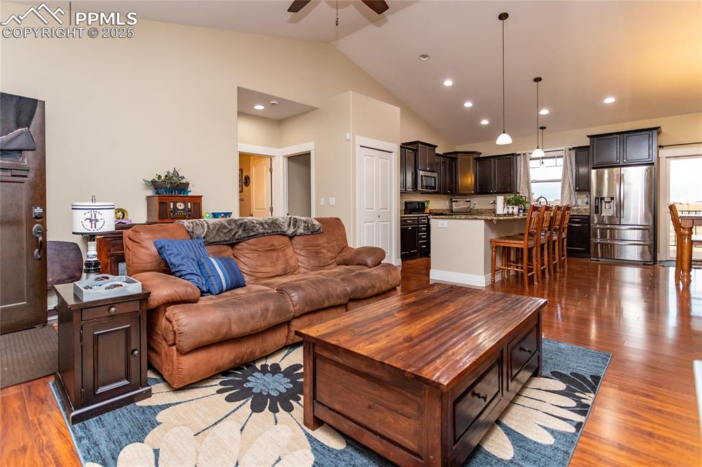 Image 21 of 46: Living Room